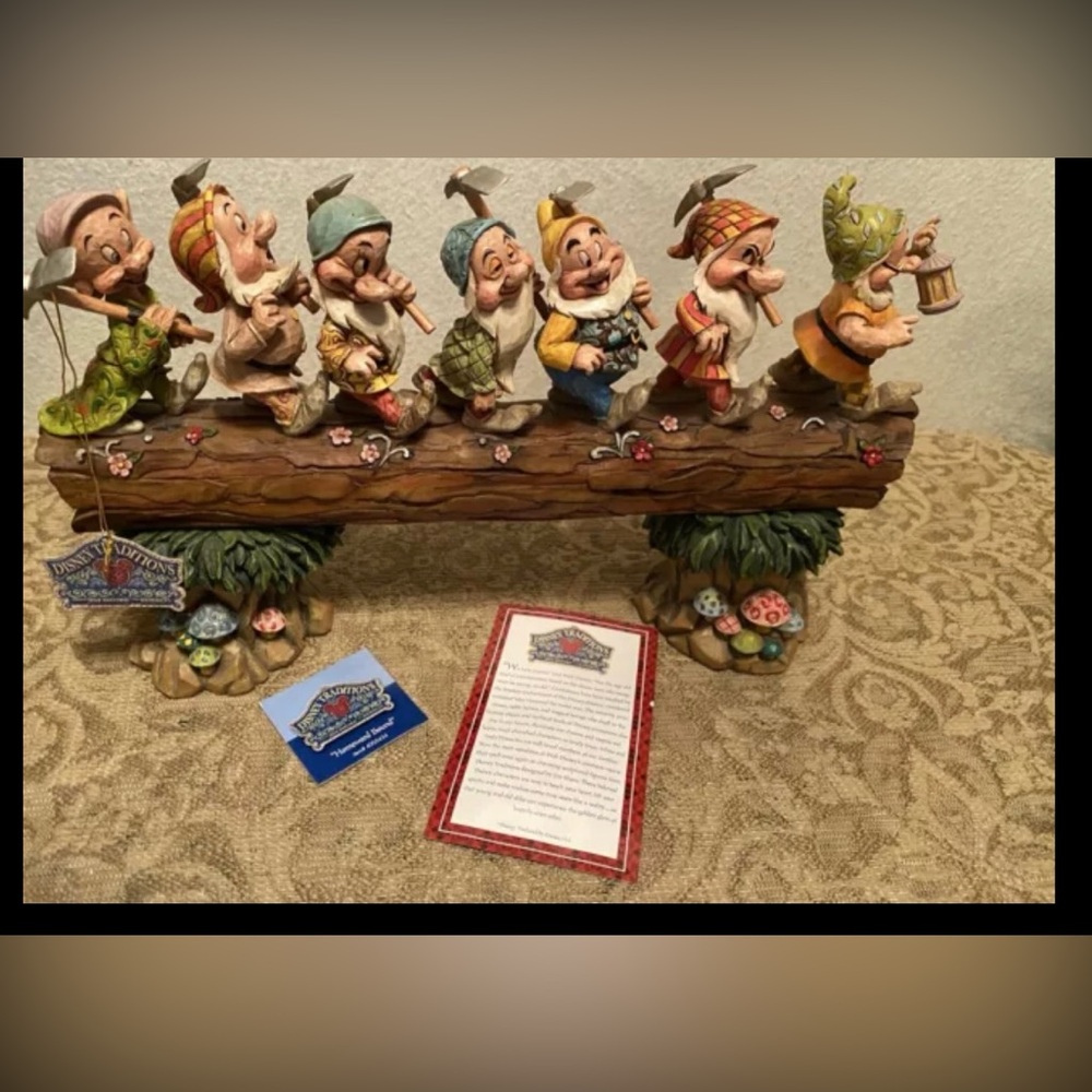 This Disney Showcase Traditions figurine features Jim Shore's Seven Dwarfs
